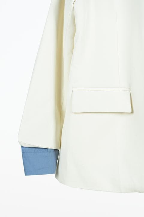 Foto model menggunakan produk Agnes Fake Layered Blazer