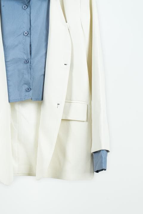 Foto model menggunakan produk Agnes Fake Layered Blazer