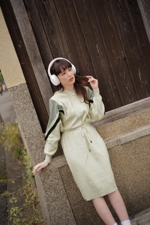 Foto model menggunakan produk Kimiko Hoodie Midi Dress