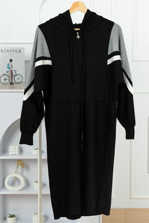 Foto model menggunakan produk Kimiko Hoodie Midi Dress