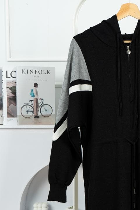 Foto model menggunakan produk Kimiko Hoodie Midi Dress