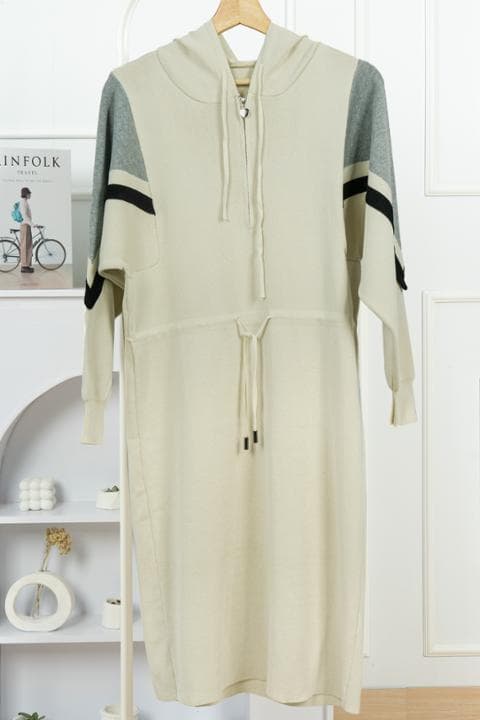 Foto model menggunakan produk Kimiko Hoodie Midi Dress