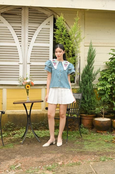 Foto model menggunakan produk Aurel Sweet Flower Blouse