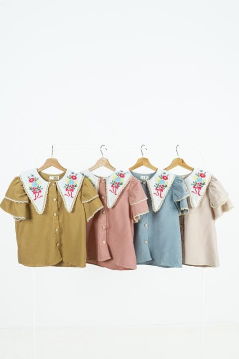 Foto model menggunakan produk Aurel Sweet Flower Blouse