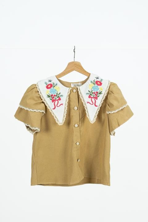 Foto model menggunakan produk Aurel Sweet Flower Blouse