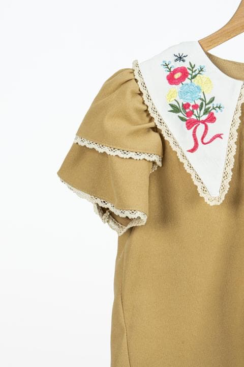 Foto model menggunakan produk Aurel Sweet Flower Blouse