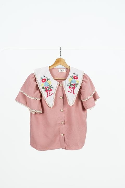 Foto model menggunakan produk Aurel Sweet Flower Blouse