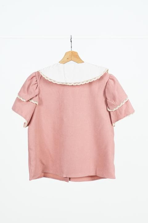 Foto model menggunakan produk Aurel Sweet Flower Blouse