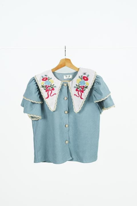 Foto model menggunakan produk Aurel Sweet Flower Blouse