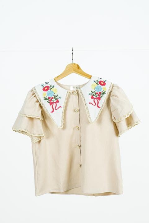 Foto model menggunakan produk Aurel Sweet Flower Blouse