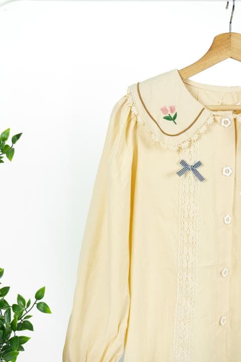 Foto model menggunakan produk Edith Cute Ribbon Blouse