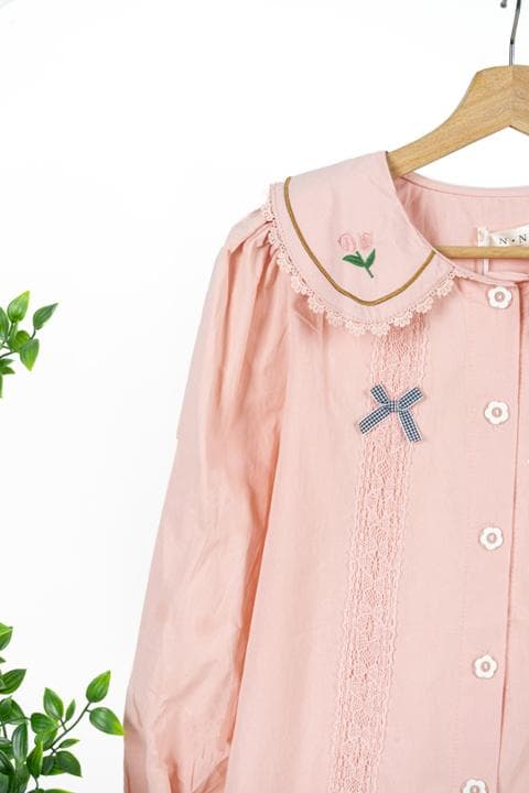 Foto model menggunakan produk Edith Cute Ribbon Blouse