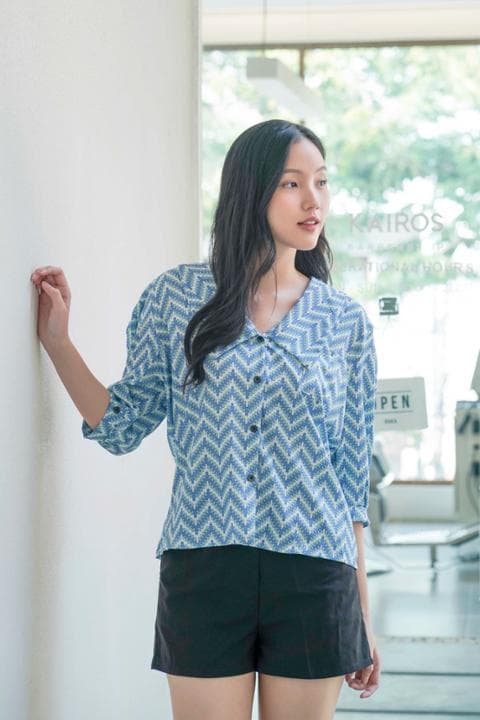 Foto model menggunakan produk Barbara Zig Zag Blouse