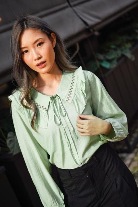 Foto model menggunakan produk Demie Frill Collar Blouse