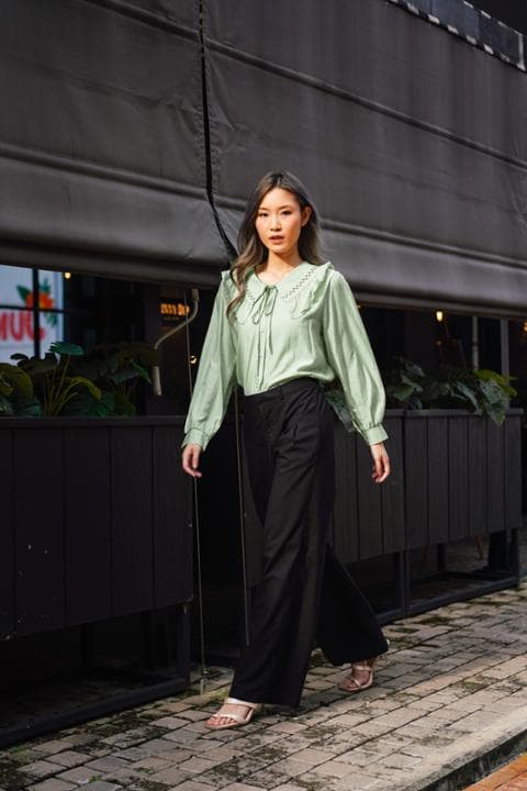 Foto model menggunakan produk Demie Frill Collar Blouse