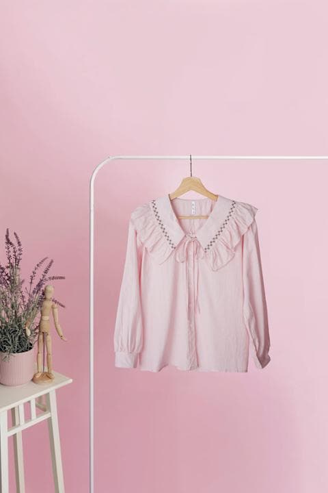 Foto model menggunakan produk Demie Frill Collar Blouse