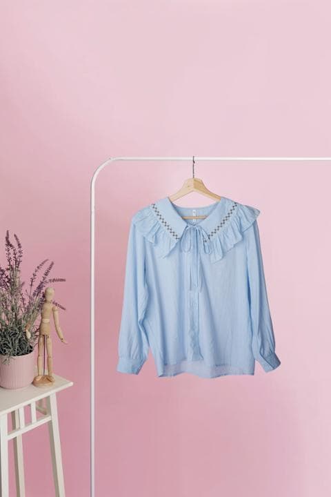 Foto model menggunakan produk Demie Frill Collar Blouse