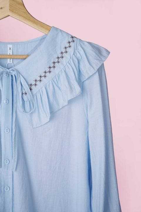 Foto model menggunakan produk Demie Frill Collar Blouse