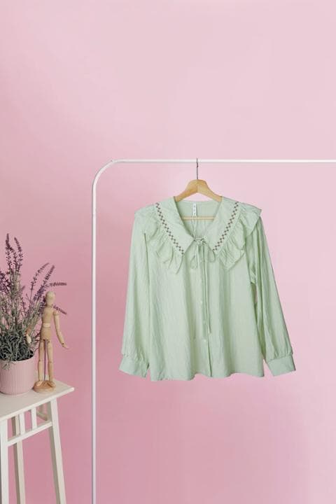 Foto model menggunakan produk Demie Frill Collar Blouse