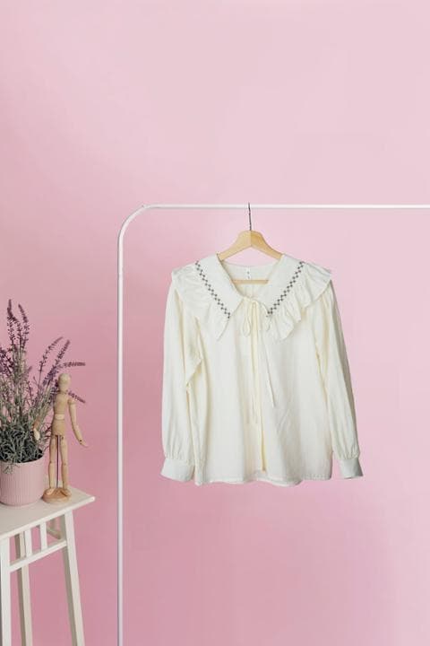 Foto model menggunakan produk Demie Frill Collar Blouse