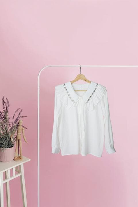 Foto model menggunakan produk Demie Frill Collar Blouse