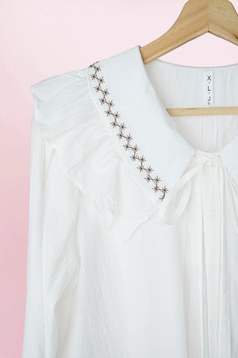 Foto model menggunakan produk Demie Frill Collar Blouse
