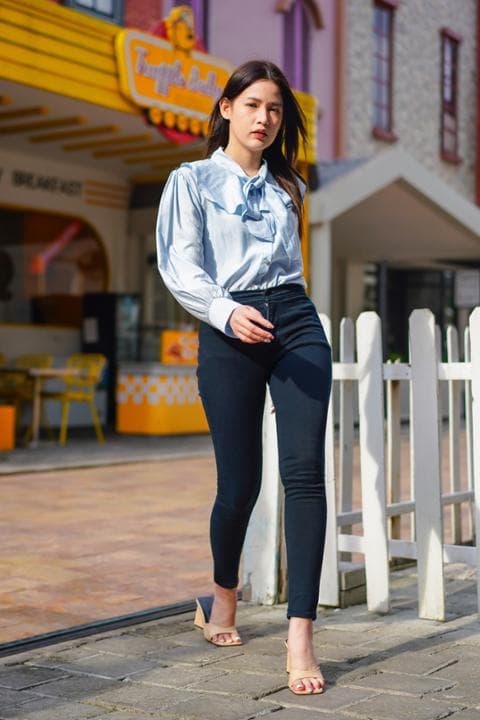 Foto model menggunakan produk Danish Ruffle Elegant Blouse